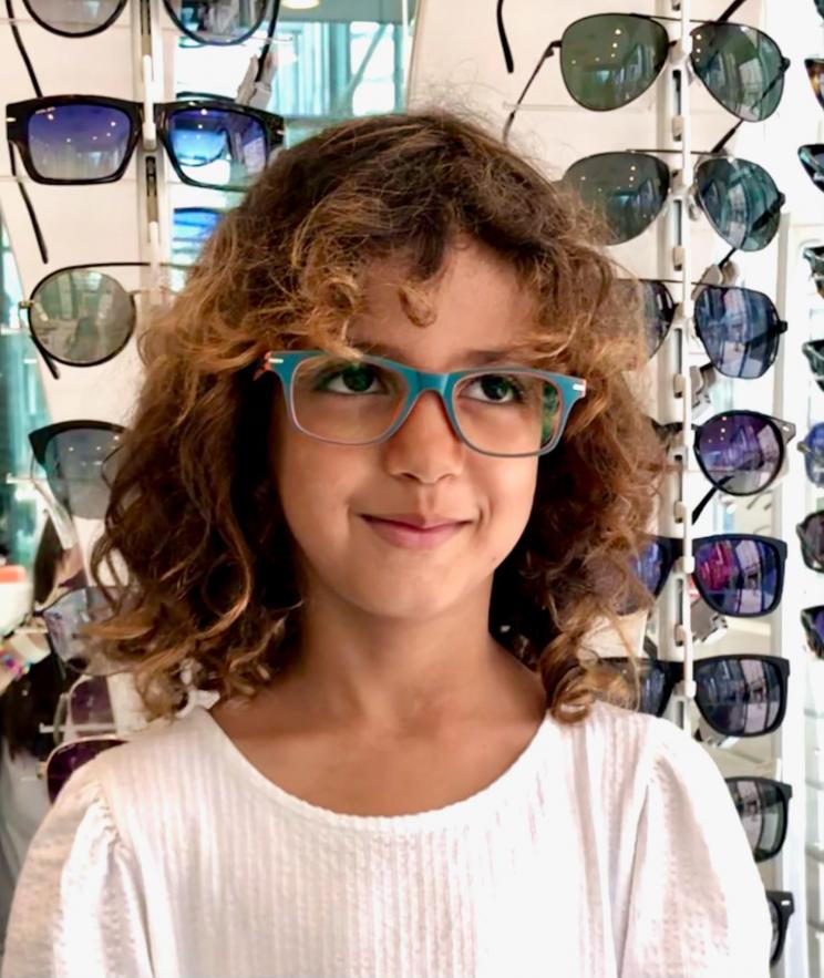 Niña saharaui con gafas graduadas nuevas