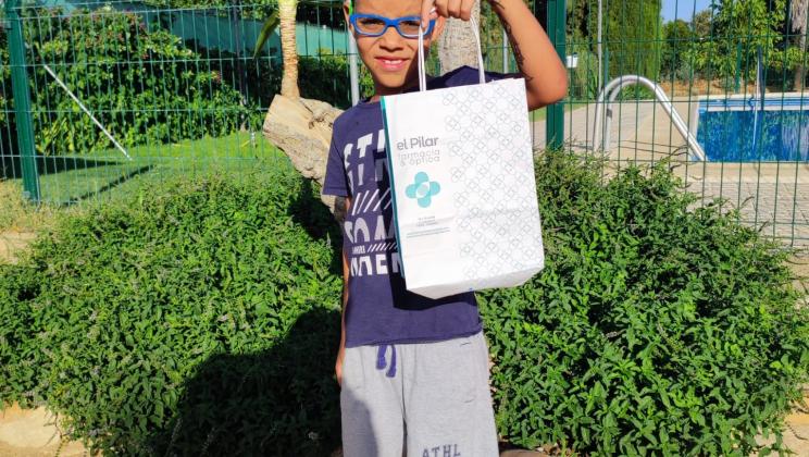 Entrega de óculos de grau a uma criança saharaui. Programa vacaciones en Paz