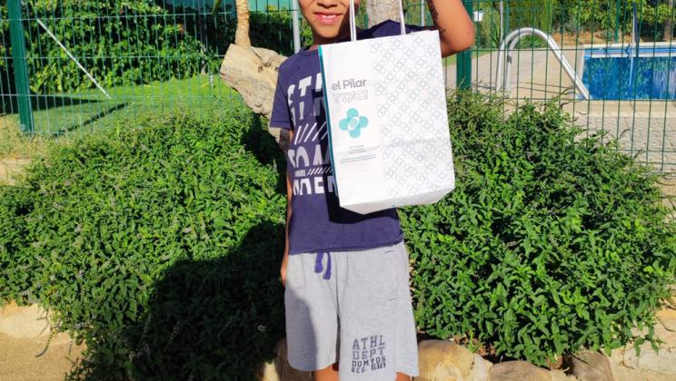 Entrega de gafas graduadas a niño saharaui. Programa Vacaciones en Paz
