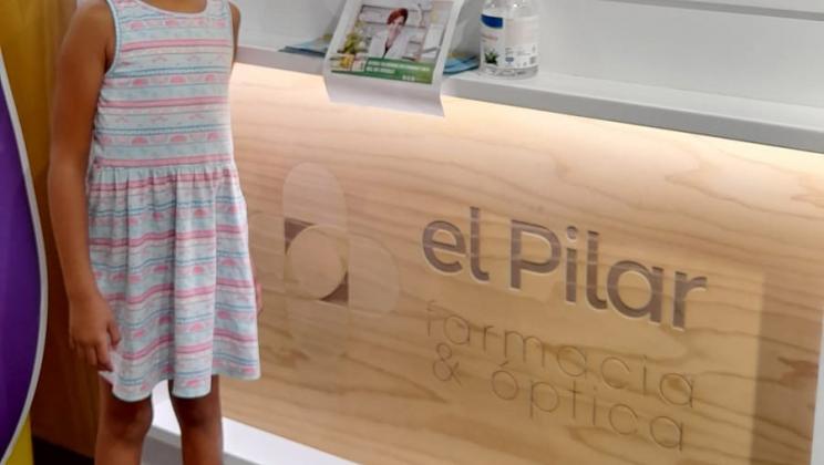 Niña en óptica. Programa Vacaciones en Paz.