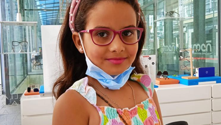 Saharawi girl wiht new glasses. Programa Vacaciones en Paz