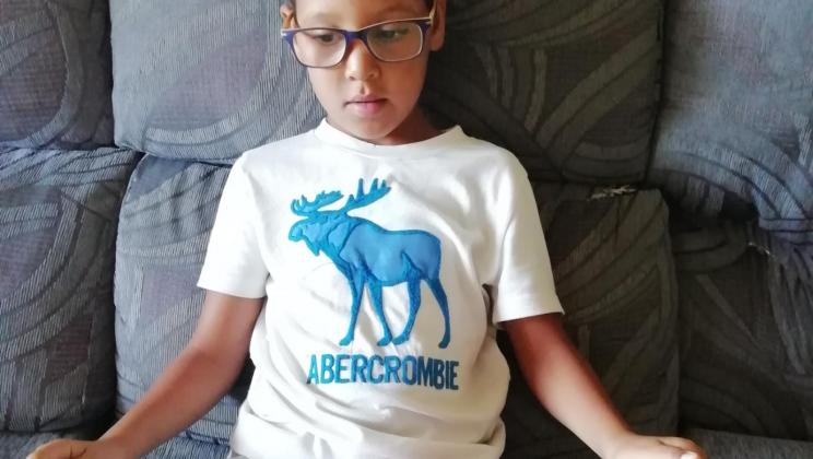 Ragazzo con gli occhiali nuovi. Programma Vacaciones en Paz