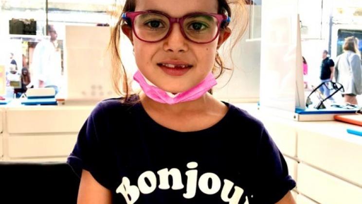 Niña con gafas nuevas. Programa vacaciones en Paz