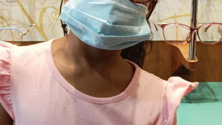 Niña saharaui con gafas nuevas. Programa Vacaciones en Paz.