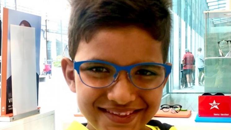 Niño con gafas nuevas. Proyecto revisiones visuales.