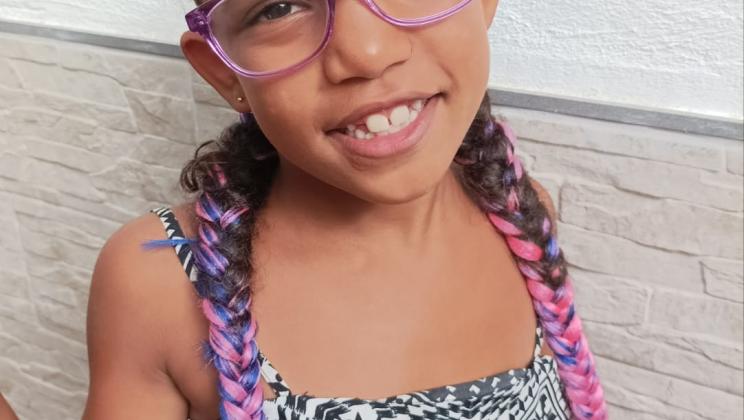 Saharawi girl with new glasses. Vacaciones en Paz.