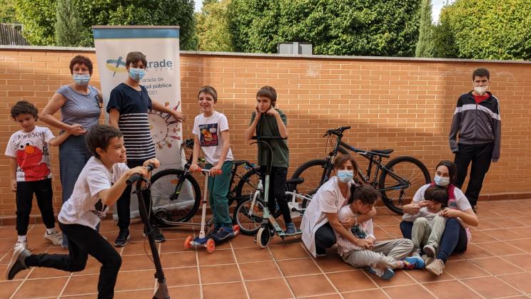 Consegna di scooter e biciclette. Associazione AUTRADE