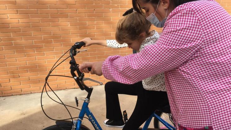 Niña aprendiendo a montar en bicicleta. AUTRADE.