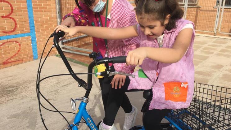 Menina com bicicleta. Projeto Bicicleta-Patinete-Patines.