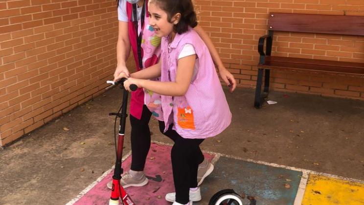 Menina com scooter. AUTRADE.