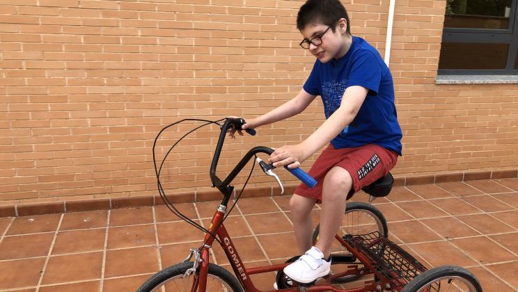 Niño con bicicleta nueva. AUTRADE.