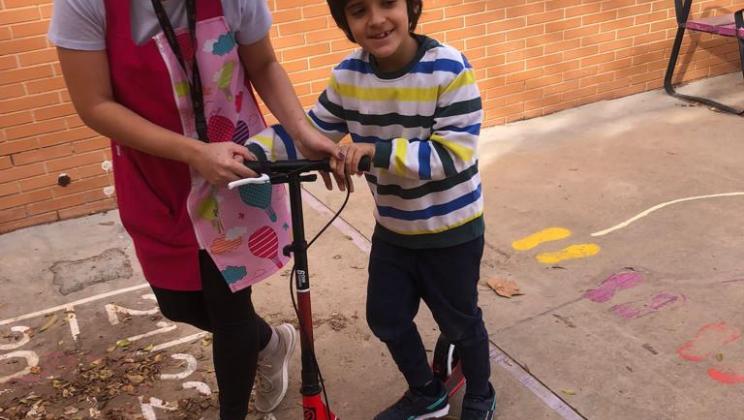 Menino com scooter. Projeto Bicicleta-Patinete-Patines.