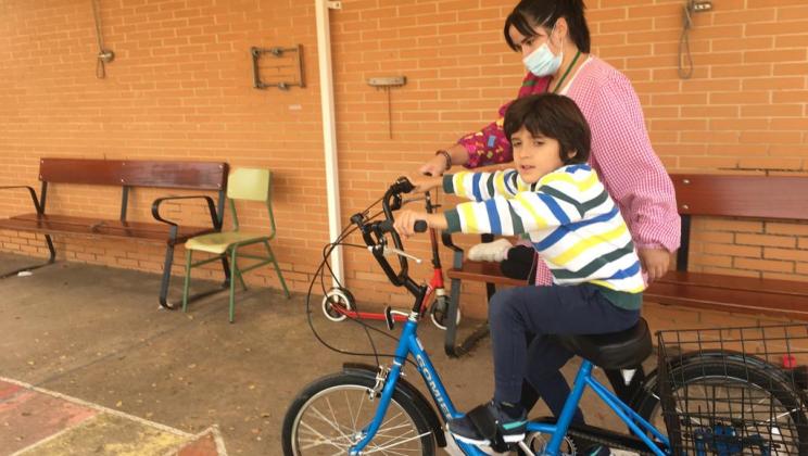 Menino andando de bicicleta. AUTRADE.