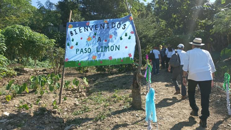 Cartel bienvenida a Paso Limón.