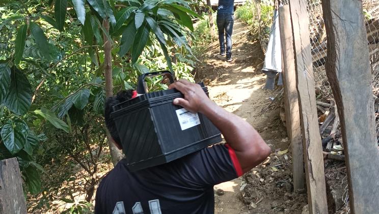 Descarga y traslado materiales en Paso Limón.