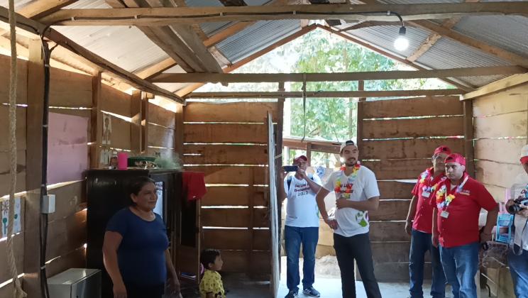 Encendido de las casas. Comunidad Paso Limón.