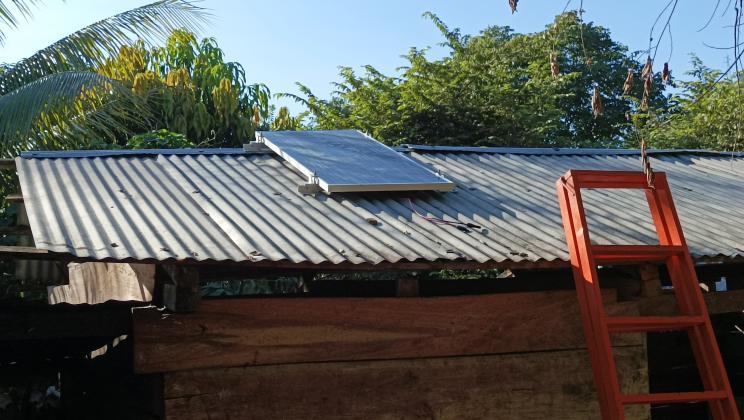 Paneles solares en las viviendas de Paso Limón.